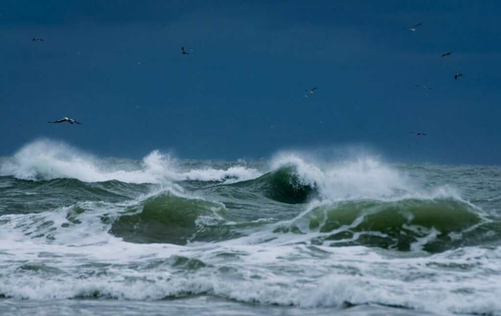 Olas y agua acumulada durante una tormenta en la costa de Massachusetts