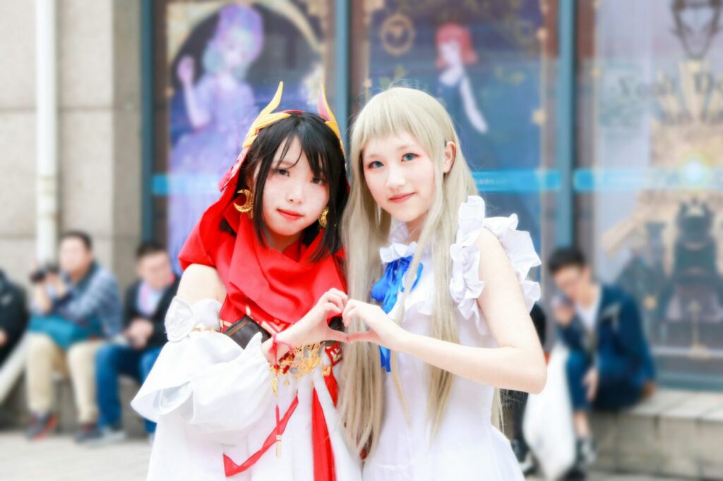 Asistentes disfrazados participan en un festival de anime y cultura geek en Cali