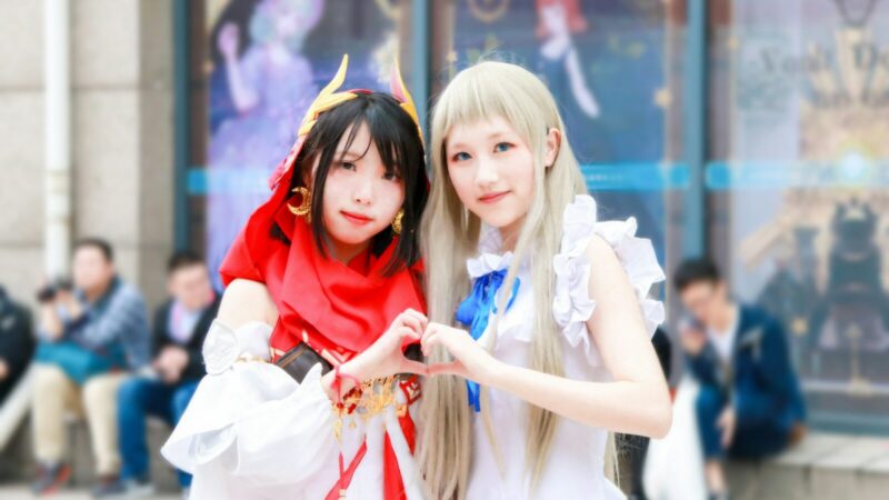 Asistentes disfrazados participan en un festival de anime y cultura geek en Cali