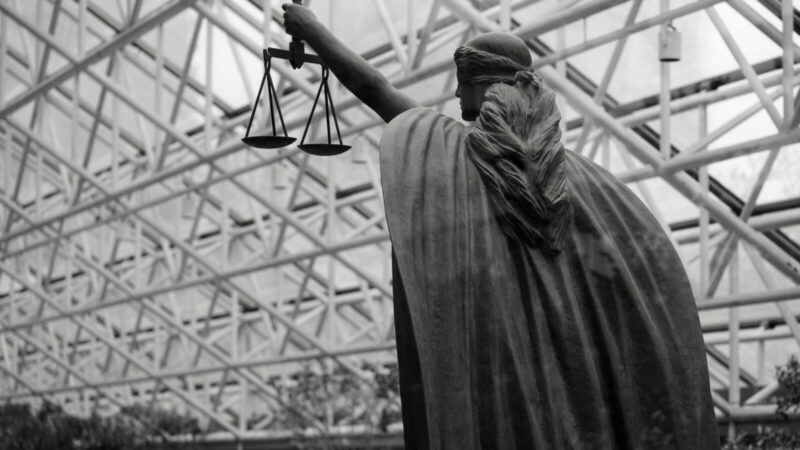 Balanza de la justicia y un mazo sobre una mesa en una sala judicial, decoración alusiva al fallo de la Corte Suprema sobre cambio de fondo de pensiones