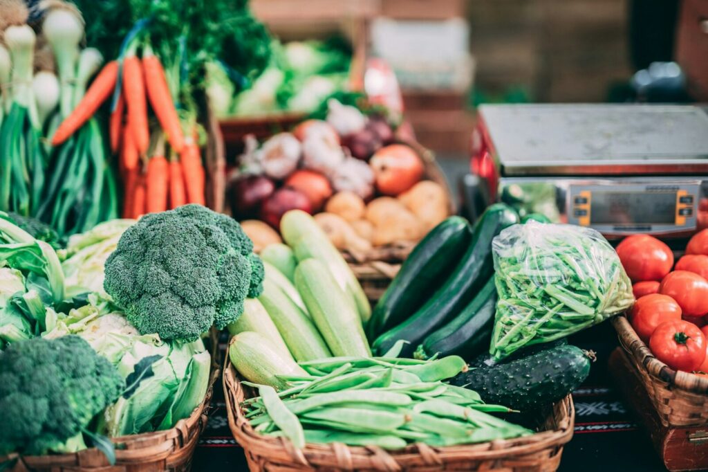 Frutas, papas y hortalizas exhibidas en un mercado de alimentos