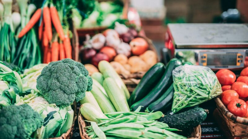 Frutas, papas y hortalizas exhibidas en un mercado de alimentos