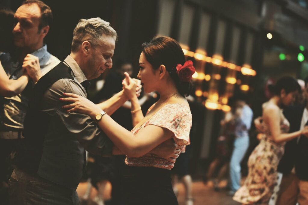 Parejas bailando salsa durante una noche cultural de celebración