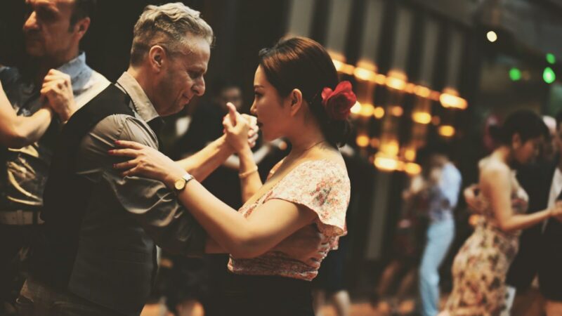 Parejas bailando salsa durante una noche cultural de celebración