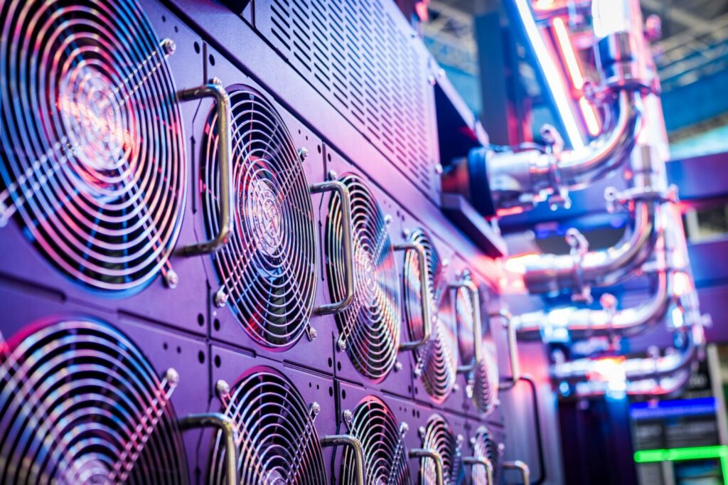 Sala de servidores de un centro de datos de alto nivel de disponibilidad, como el Datacenter Triara de Claro en Colombia.