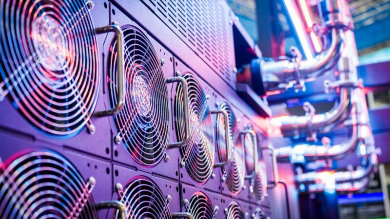 Sala de servidores de un centro de datos de alto nivel de disponibilidad, como el Datacenter Triara de Claro en Colombia.