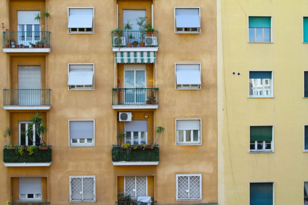 Edificio residencial con apartamentos destinados al alquiler turístico de corta estancia