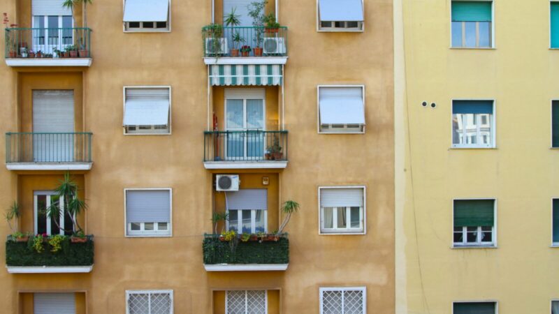 Edificio residencial con apartamentos destinados al alquiler turístico de corta estancia