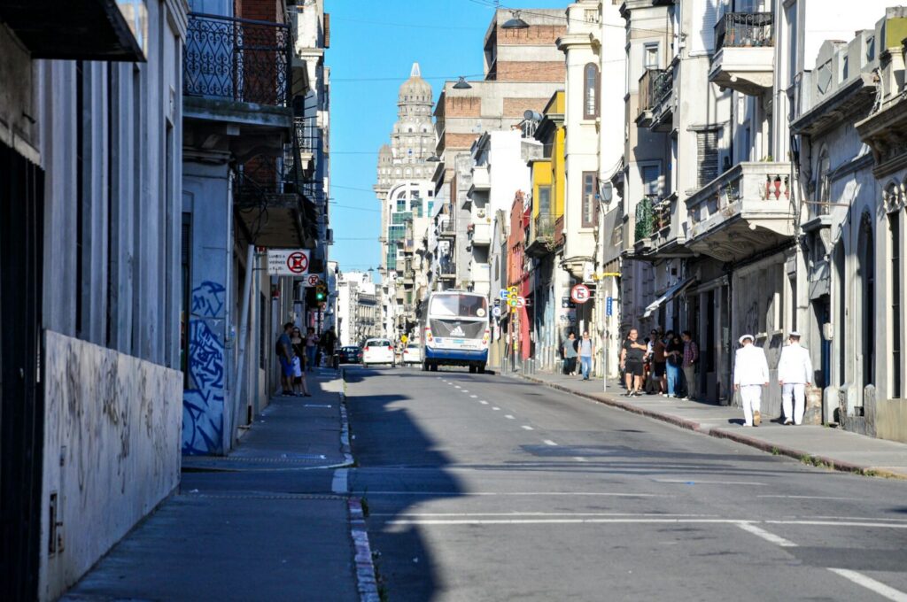 Vista de personas transitando por una calle del Centro de Montevideo, zona donde se concentrará la estrategia policial