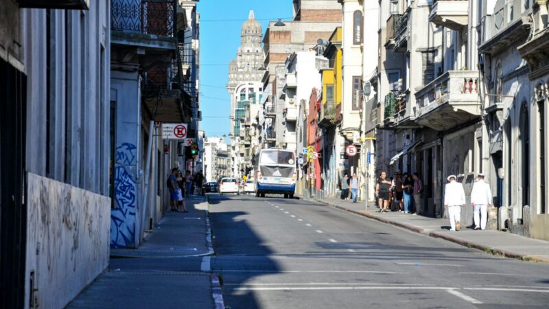 Vista de personas transitando por una calle del Centro de Montevideo, zona donde se concentrará la estrategia policial