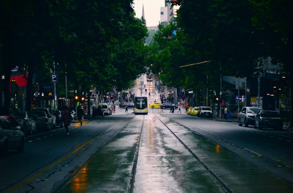 Cielo nublado con lluvia sobre una ciudad colombiana