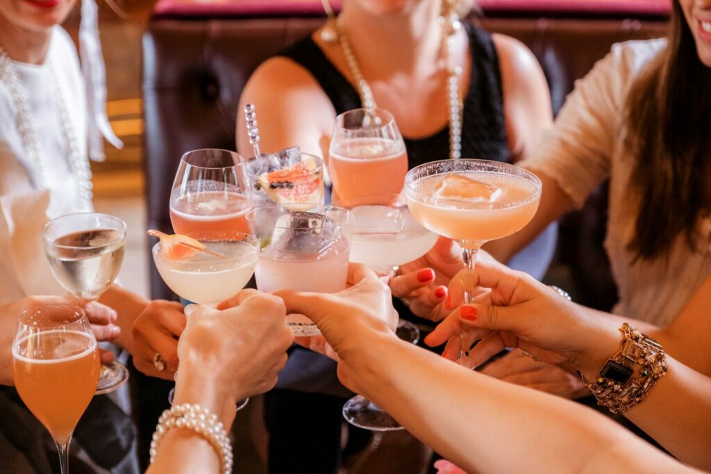 Jóvenes de la Generación Z brindan con cócteles en un bar