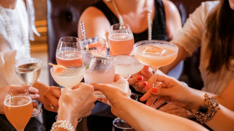 Jóvenes de la Generación Z brindan con cócteles en un bar