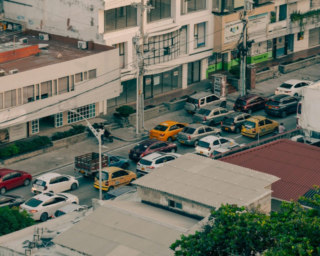 Motocicletas circulando por una vía urbana en Colombia