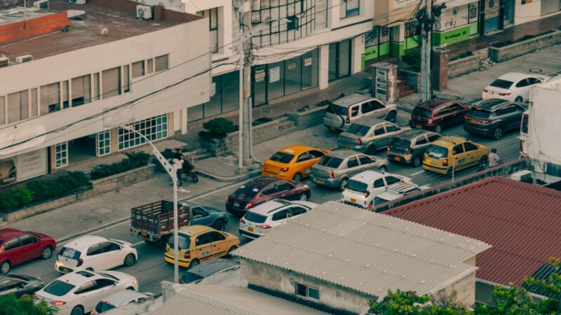 Motocicletas circulando por una vía urbana en Colombia