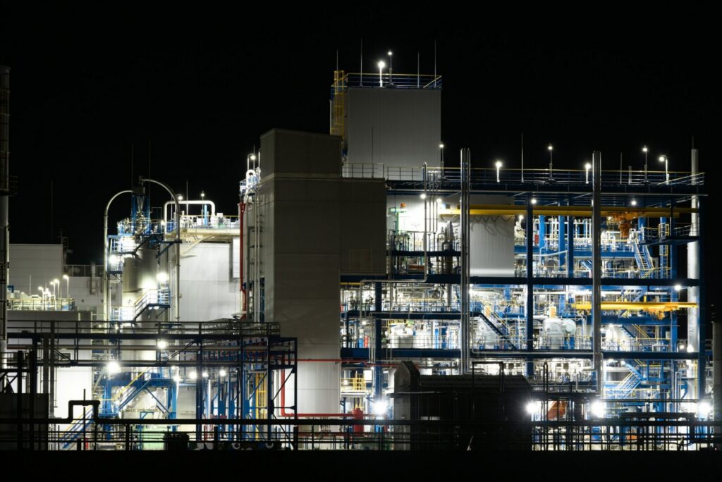 Instalaciones industriales dedicadas a la extracción y producción de petróleo y gas