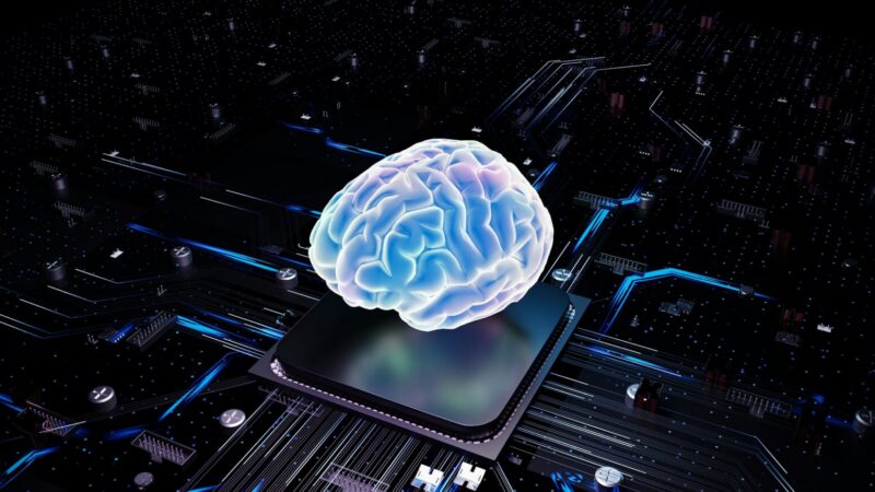 Persona utiliza un teléfono inteligente para interactuar con un asistente digital conectado a otros servicios