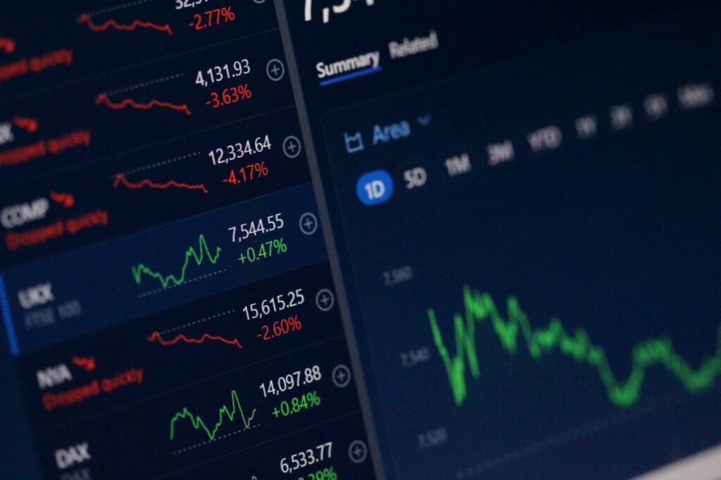 Pantallas de negociación financiera que representan el acceso de una empresa al mercado de capitales