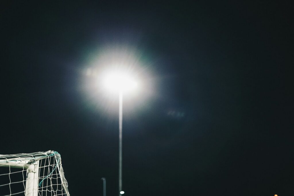 Futbolista durante una sesión de entrenamiento en un estadio