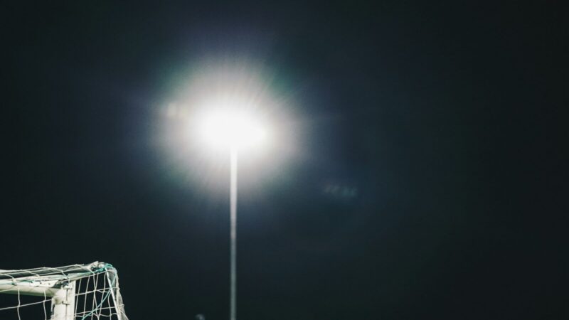 Futbolista durante una sesión de entrenamiento en un estadio