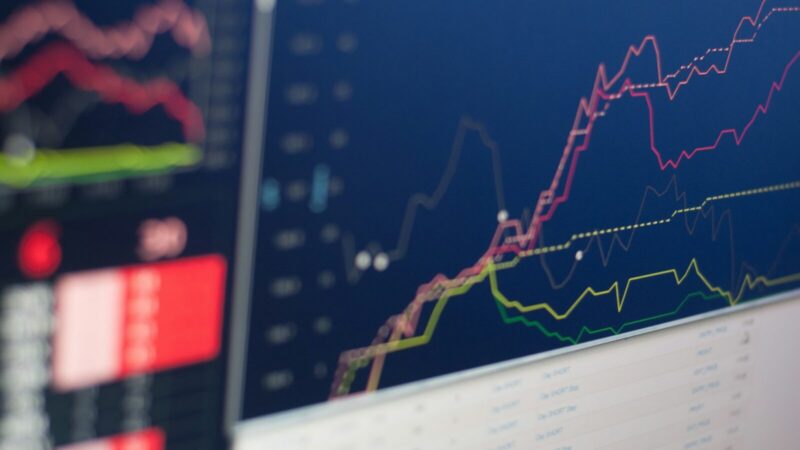Gráfico financiero junto a documentos relacionados con bonos y mercados de deuda