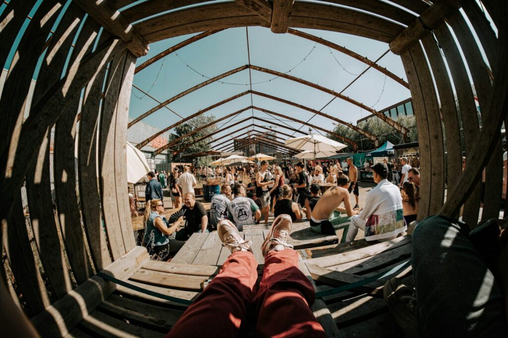 Público disfruta de un festival con música, gastronomía y actividades de entretenimiento