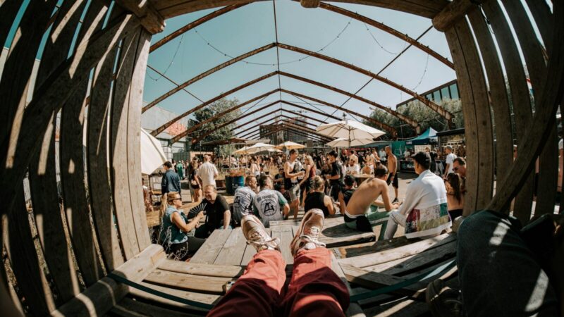 Público disfruta de un festival con música, gastronomía y actividades de entretenimiento