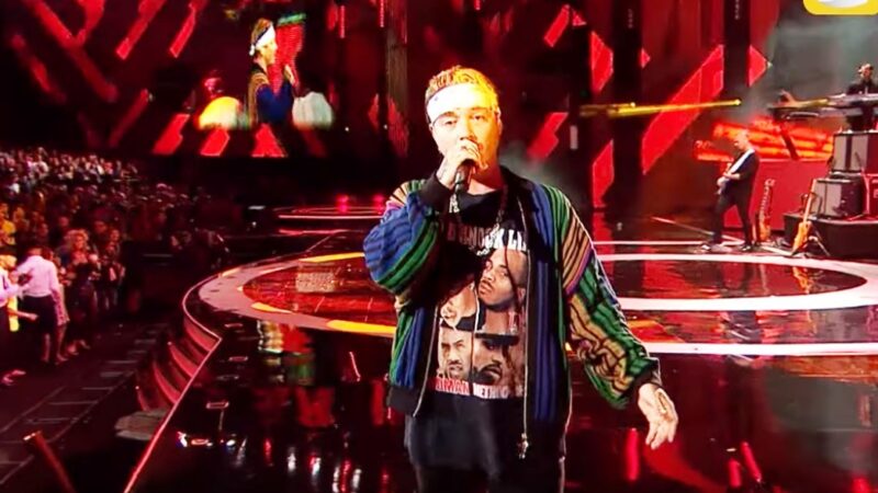 El cantante colombiano J Balvin se presenta en el escenario durante un concierto