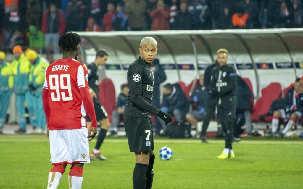 Kylian Mbappé, delantero francés que rompió su vínculo con Nike para convertirse en el primer embajador de On Football.