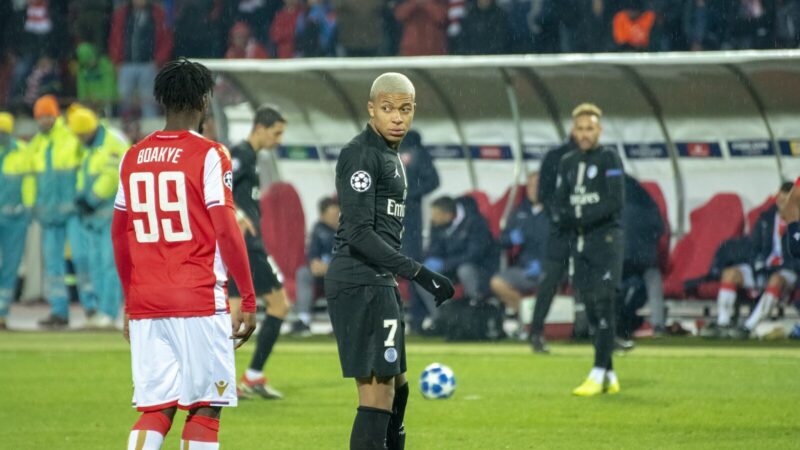 Kylian Mbappé, delantero francés que rompió su vínculo con Nike para convertirse en el primer embajador de On Football.