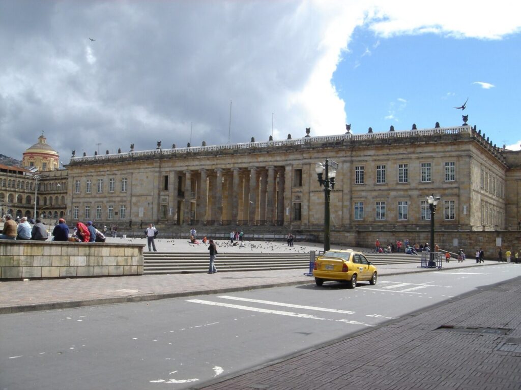 Representantes del Congreso y del sector empresarial durante una reunión institucional