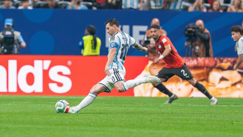 El futbolista Lionel Messi con la camiseta de la Selección Argentina en un partido
