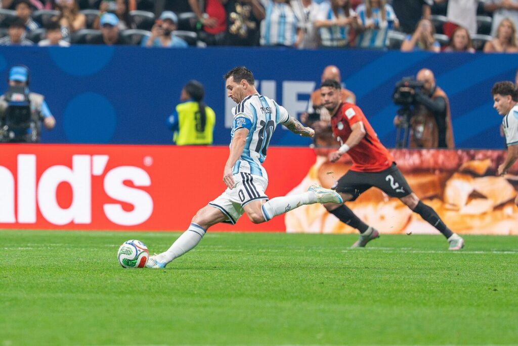 Lionel Messi con la camiseta de la Selección Argentina en un estadio de fútbol