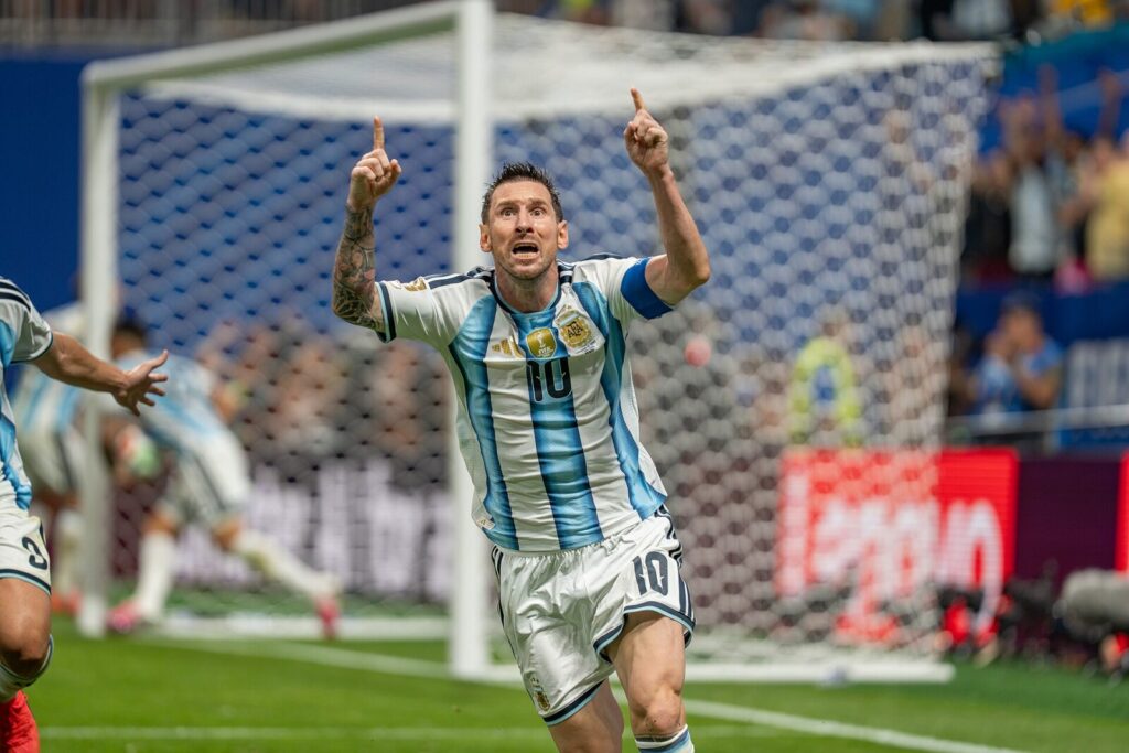 Detalle de la casaca conmemorativa de la Selección Argentina con el número 10 en tono dorado, preparada para el partido de despedida de Messi