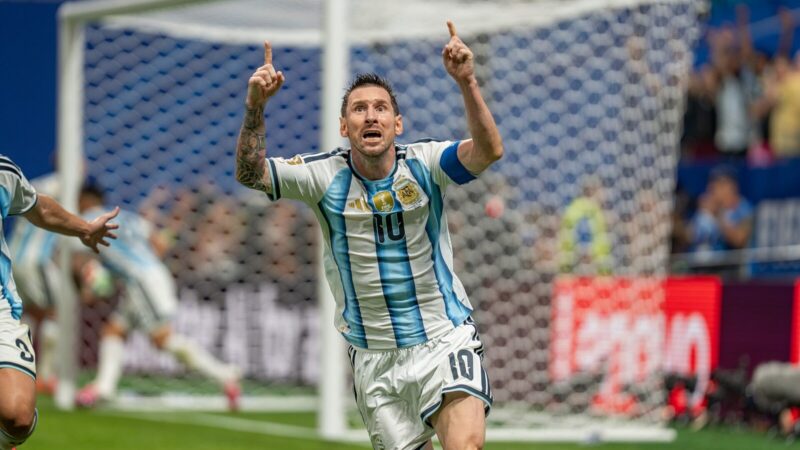Detalle de la casaca conmemorativa de la Selección Argentina con el número 10 en tono dorado, preparada para el partido de despedida de Messi
