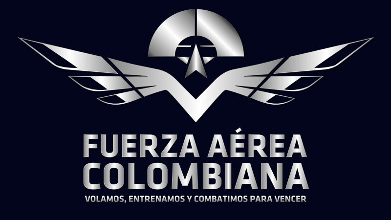 Helicóptero militar sobrevuela una zona montañosa cubierta de bosque durante una operación de rescate