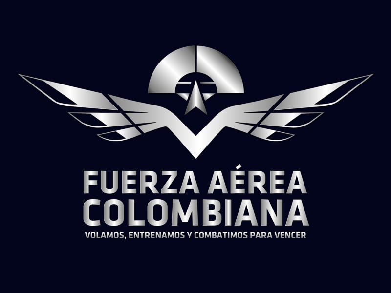 Helicóptero militar sobrevuela una zona montañosa cubierta de bosque durante una operación de rescate