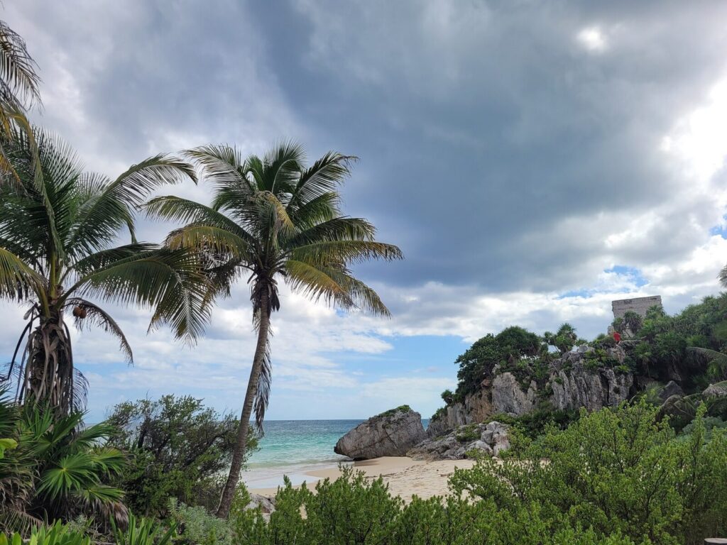 Zona arqueológica maya de Tulum, en el Caribe mexicano, posada sobre un acantilado frente al mar