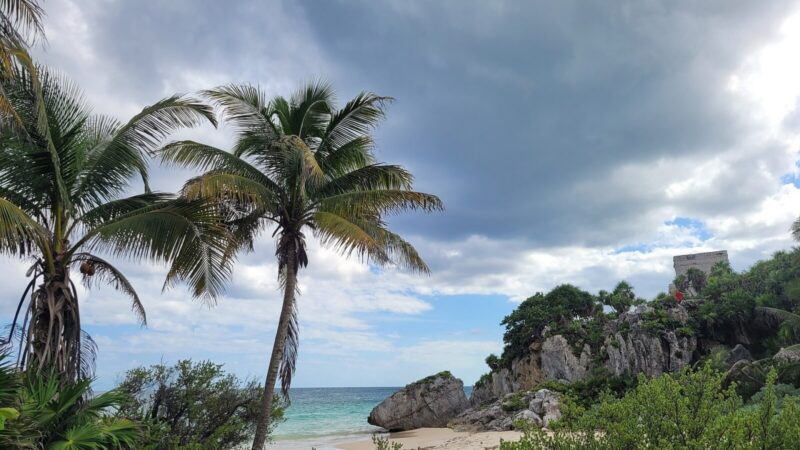 Zona arqueológica maya de Tulum, en el Caribe mexicano, posada sobre un acantilado frente al mar