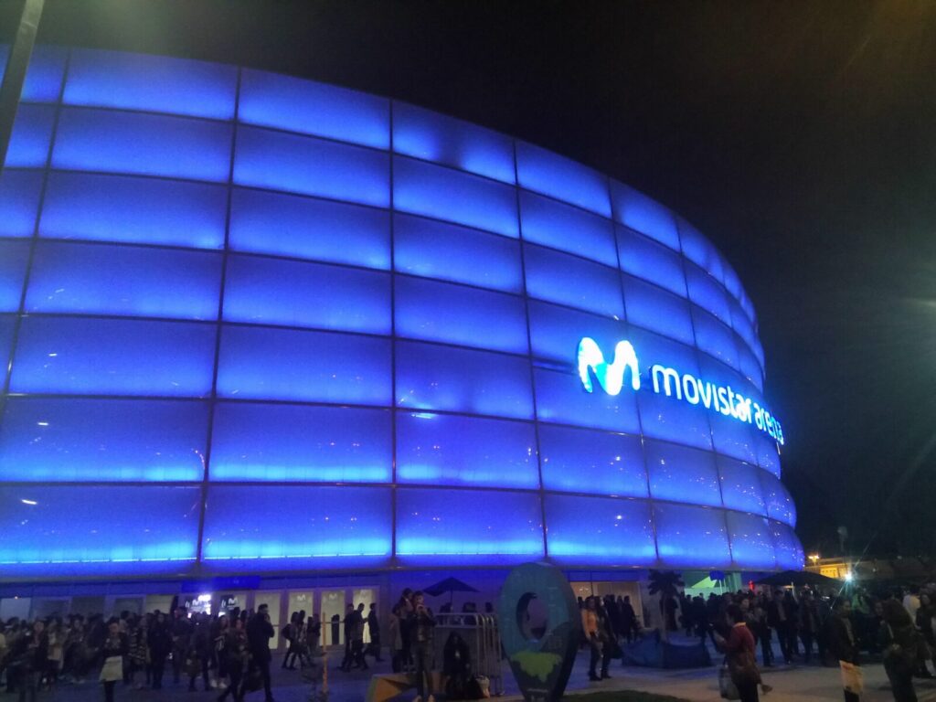 Vista de un escenario de conciertos en una arena de Bogotá