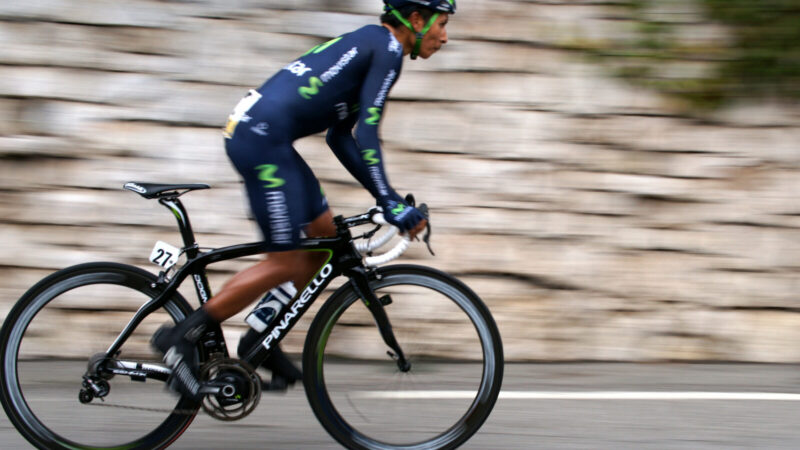 El ciclista colombiano Nairo Quintana en acción durante una competencia de ciclismo en ruta