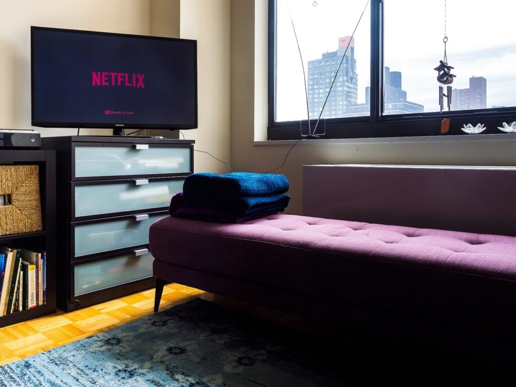 Pantalla de televisión con una plataforma de streaming y contenido de entretenimiento