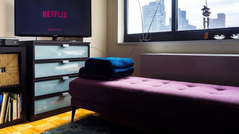 Pantalla de televisión con una plataforma de streaming y contenido de entretenimiento