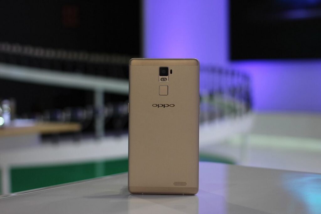 Un celular de gama alta mostrado sobre una superficie neutra, similar al OPPO Find X10 Pro Max anunciado