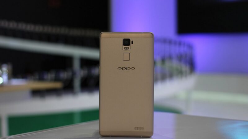 Un celular de gama alta mostrado sobre una superficie neutra, similar al OPPO Find X10 Pro Max anunciado