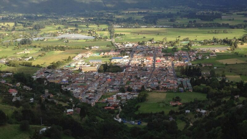 Recorrido navideño con escenografía de un pesebre y visitantes en un espacio cultural