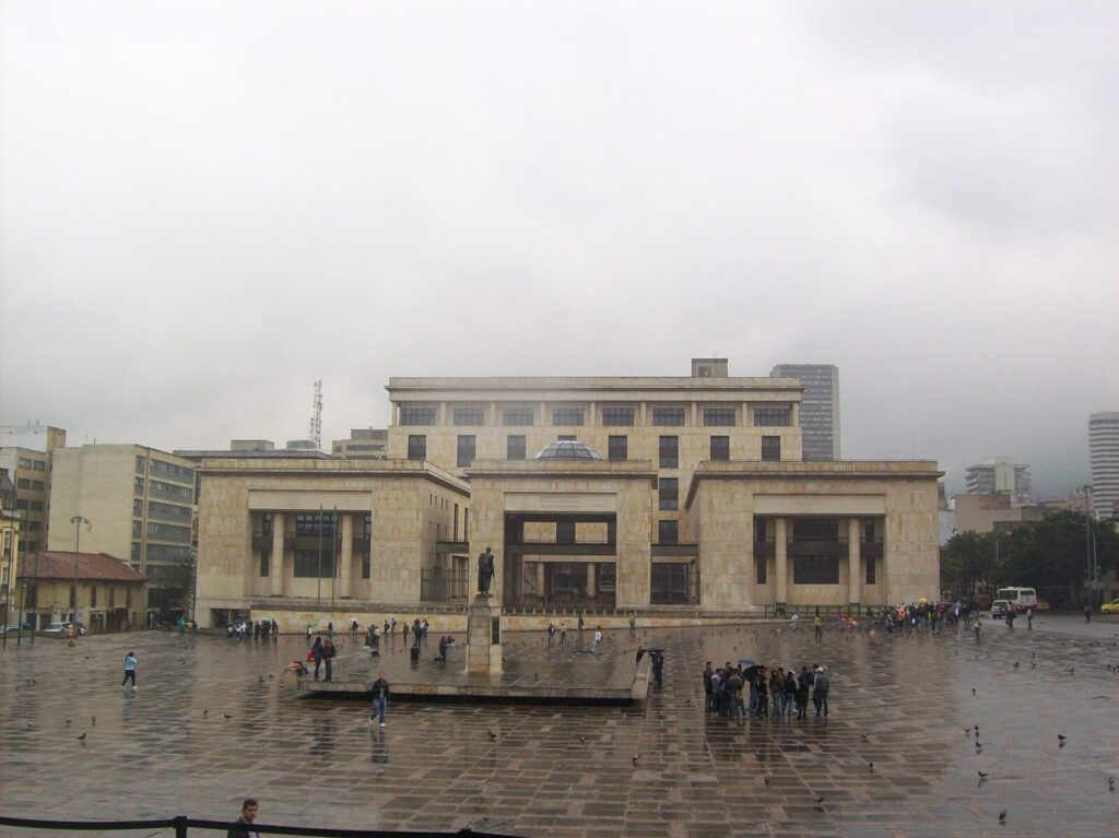 Fachada del Palacio de Justicia de Bogotá, sede de la Corte Suprema de Justicia de Colombia.