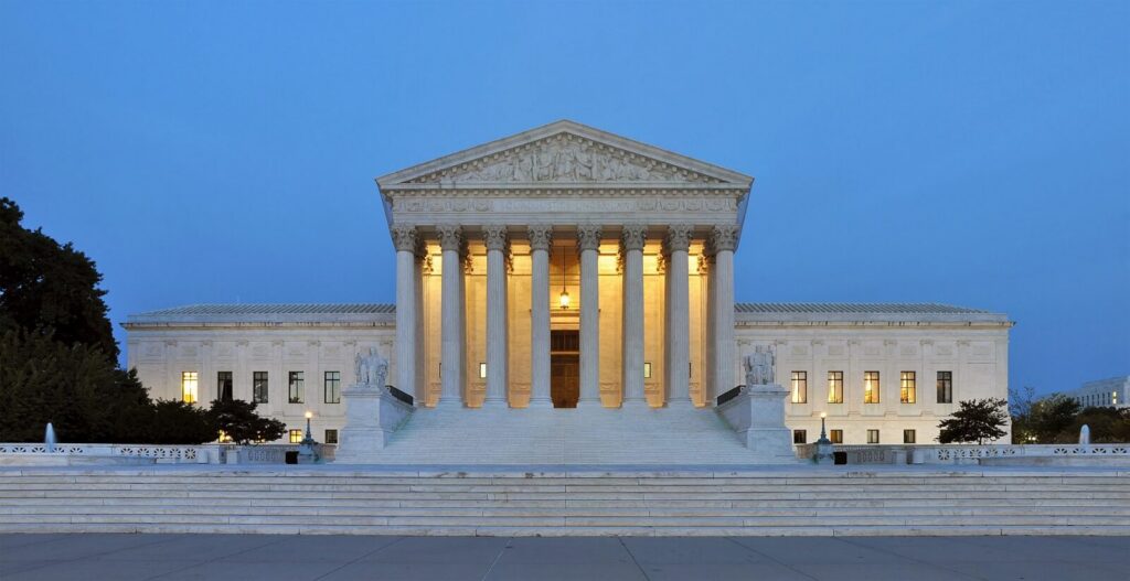 Vista exterior del edificio de la Corte Suprema de Estados Unidos, tribunal que decidió restablecer la verificación de votantes