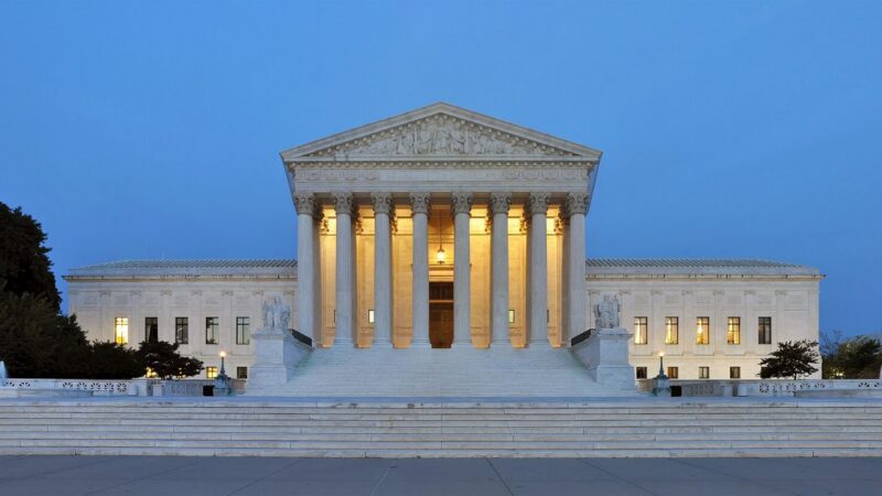 Vista exterior del edificio de la Corte Suprema de Estados Unidos, tribunal que decidió restablecer la verificación de votantes
