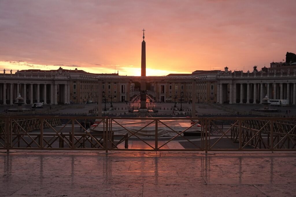 Vista de la plaza de San Pedro, en el Vaticano, institución vinculada al debate sobre las reglas éticas de la inteligencia artificial.